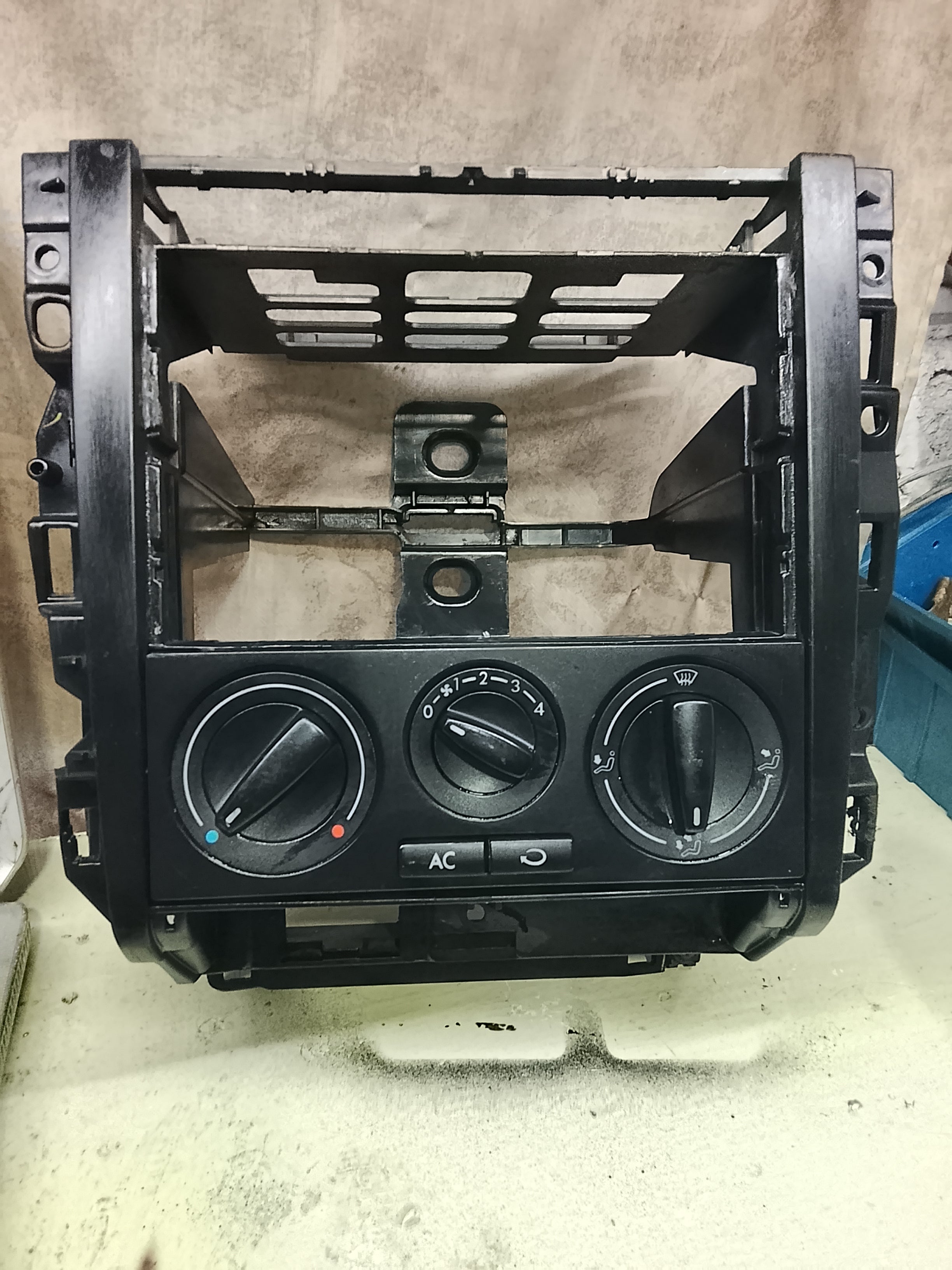 Panel Control A/C y Calefacción VW Jetta MK4 / Golf MK4 / Bora / New Beetle – Usado